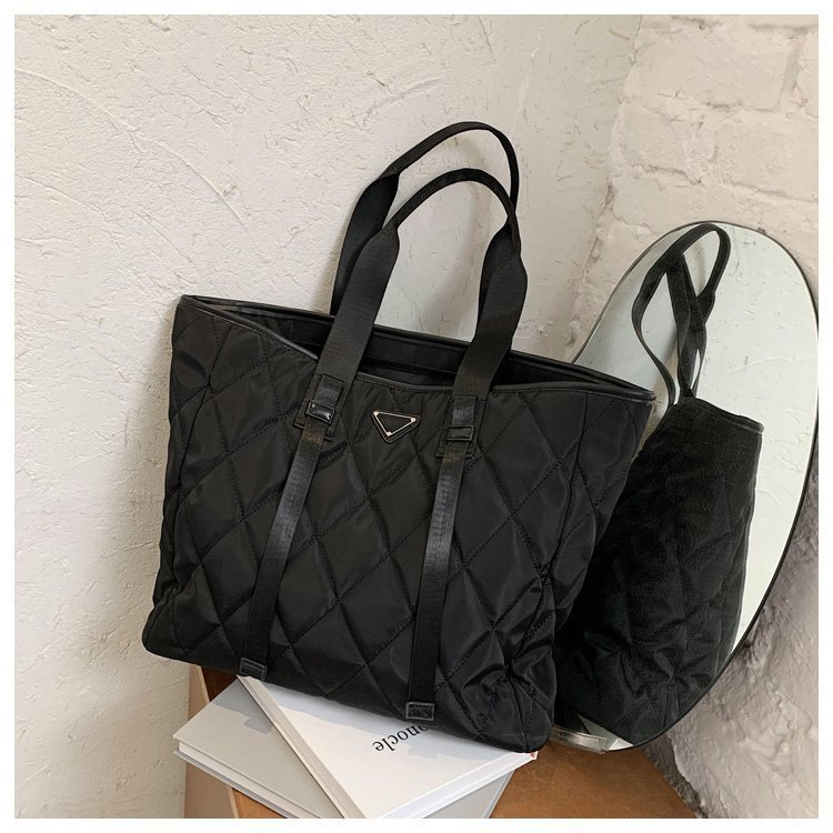 Large Capacity Shoulder Handbag 2022 New Fashionable Simple Rhombic Tote Bag Casual Women's Bag Internet Popular Underarm Bag Large Capacity Shoulder Handbag 2022 New Fashionable Simple Rhombic Tote Bag Casual Women's Bag Internet Popular Underarm Bag