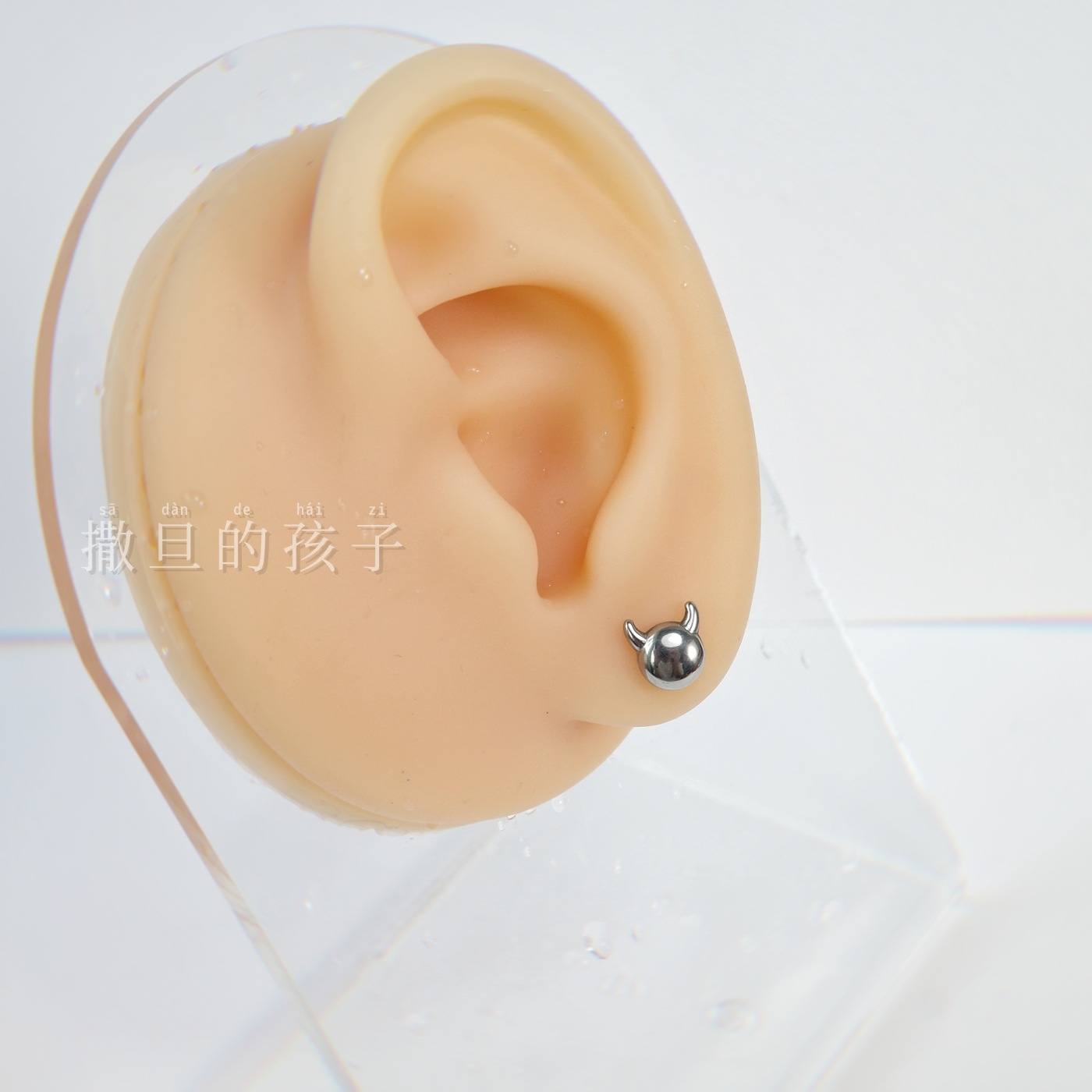 16G labret stud size and finish detail