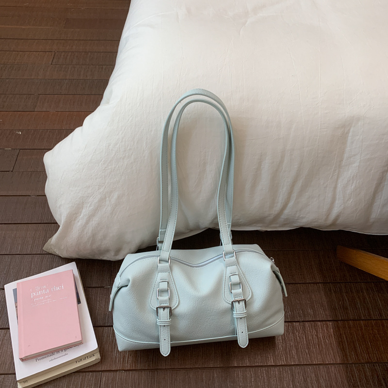 Bolsas de bolos de cuero suave de estilo extranjero, bolsas de brazales de diseño de tendencia, bolsas de viaje frescas para el trabajo.