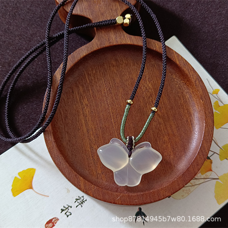 검은 밧줄이 달린 흰 칼세도니 나비 (20*30mm)