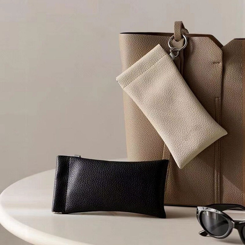 Lychee-patterned portable eyeglass storage bag with hanging buckle and automatic spring clip, built-in eyeglass cloth Lychee-patterned portable eyeglass storage bag with hanging buckle and automatic spring clip, built-in eyeglass cloth
