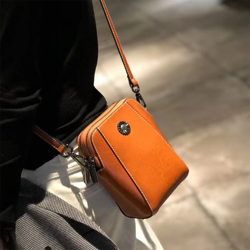 Women's Phone Bag 2025 New Large Capacity Minimalist Genuine Leather Shoulder Bag Niche Commuter Versatile Crossbody Bag - Thumbnail 2