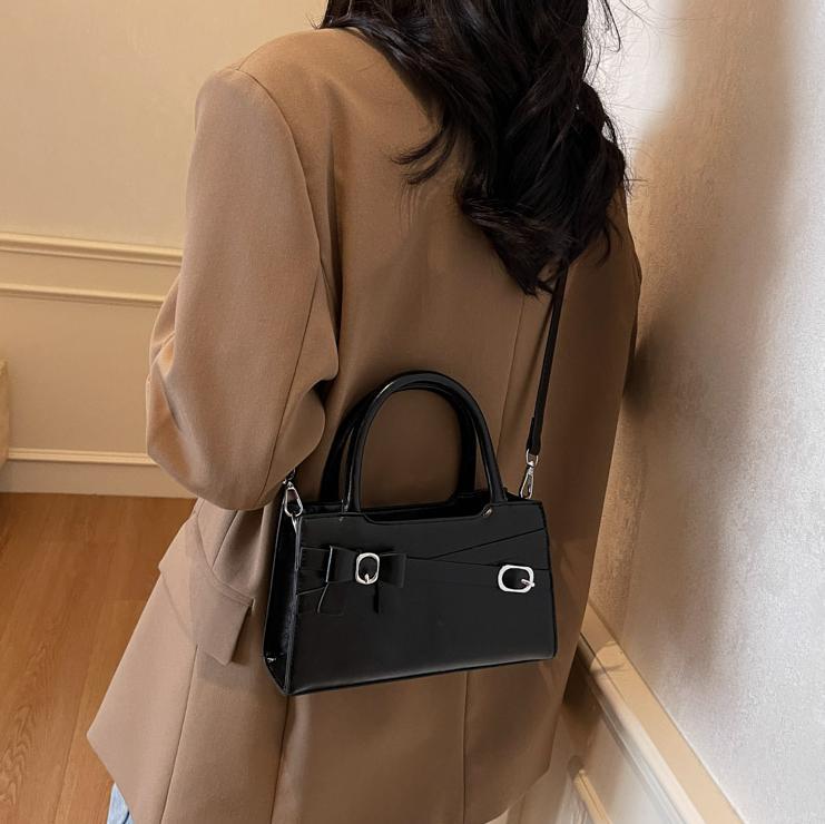 Nicho de diseño de tendencia bolso de mano para mujeres 2025 nuevo estilo de alto nivel de sensación versátil bolso de hombro casual simple bolso cuadrado