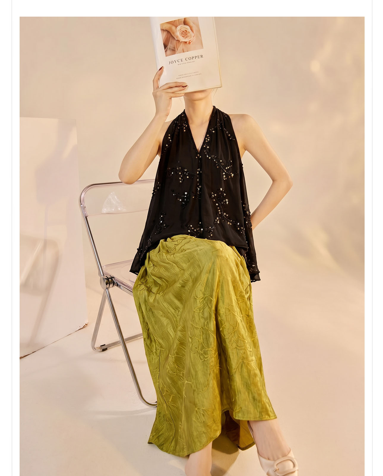 Áo cổ yếm V cổ chiffon thêu sequin không tay form rộng — Sữa hạnh nhân chi tiết 2