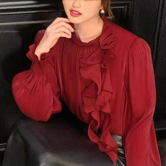 spring design long-sleeve with a round collar