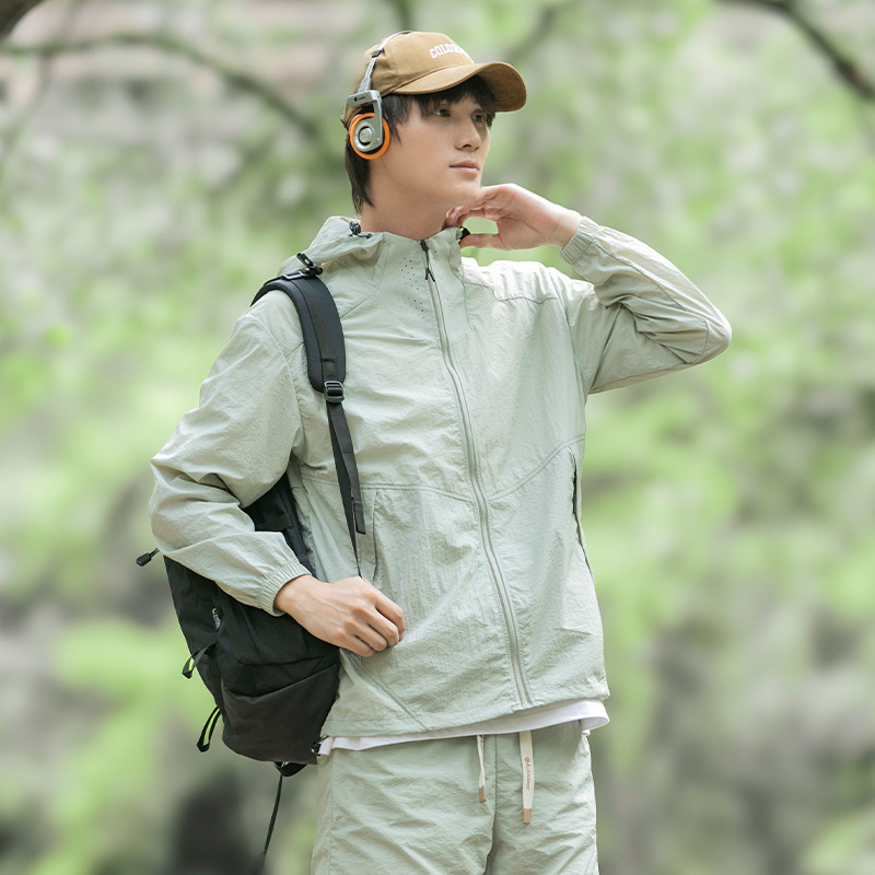 Ropa de protección solar al aire libre de montaña para hombres y mujeres de verano nueva seda de hielo delgada impermeable ropa de moda de protección solar pareja chaqueta encapuchada