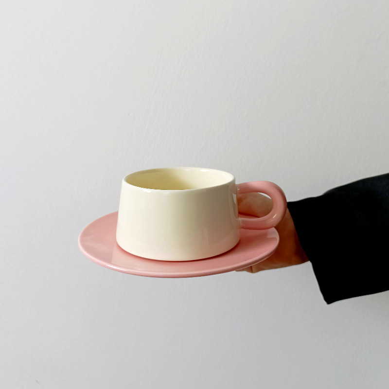 Juego de tazas de café de alta gama retro de nicho, tazas y platillos de cerámica creativos y exquisitos, tazas de café con leche de alto valor, tazas de té de la tarde