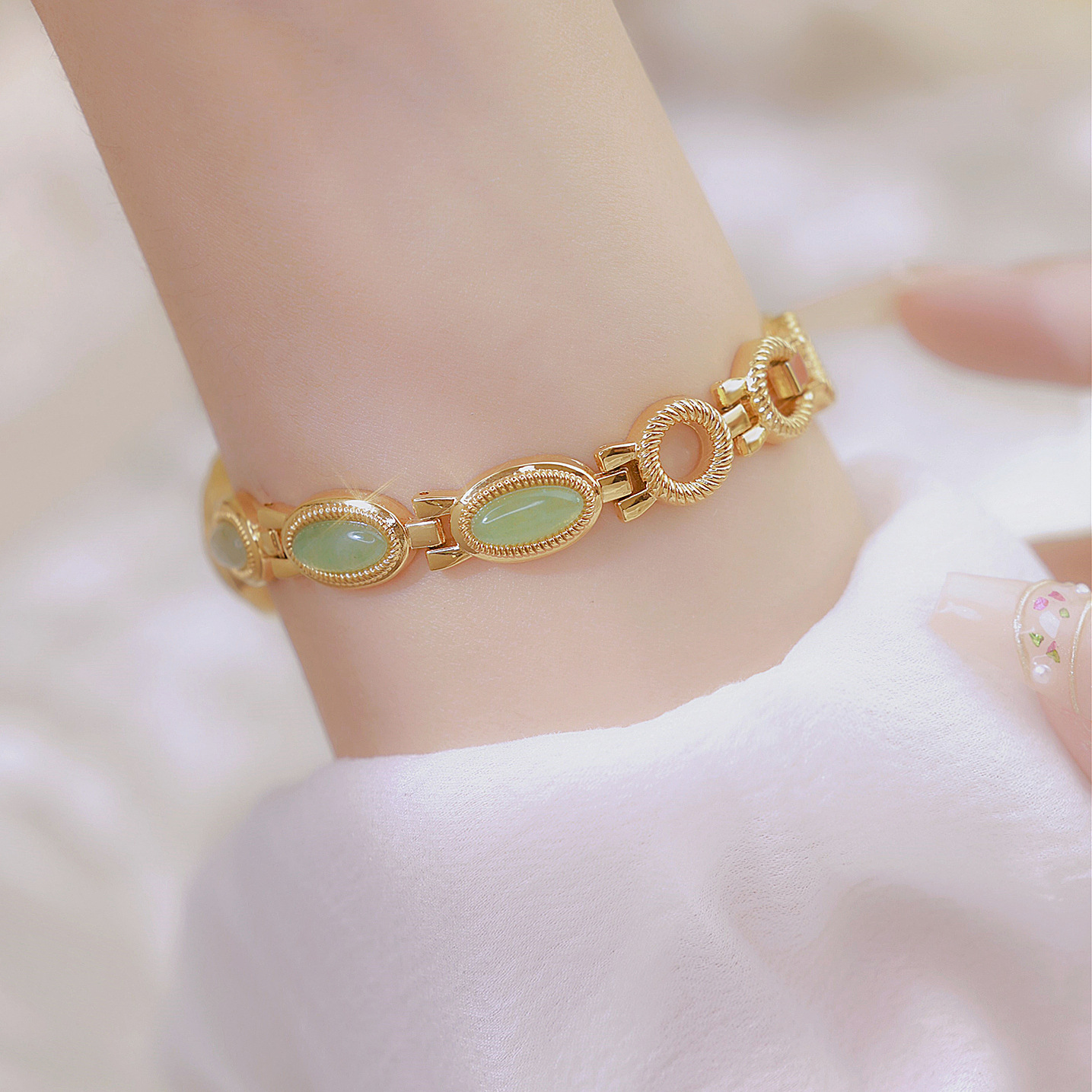 60g Weight Tempered Glass Mirror Material Alloy Strap Material Watch Classification Pointer Display Type Jewelry Buckle Buckle Style Oval Dial Shape Daily, Date Occasion Quartz Movement Solid Color Pattern Women's Gender Simple Style, Classic Style Style Simple Style Classic Style Solid Color Jewelry Buckle Quartz Watch Women's Watches 15