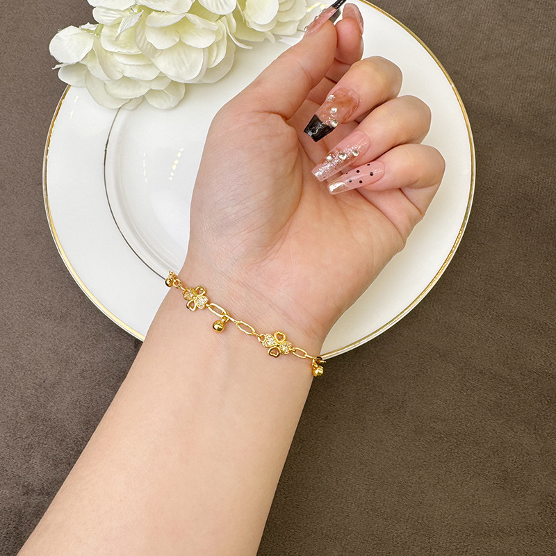 Brazalete de oro de arena vietnamita de lujo ligero con diamantes huecos de cuatro hojas de flores con bolas de rosca brazalete de nicho femenino de alta calidad joyas de mano