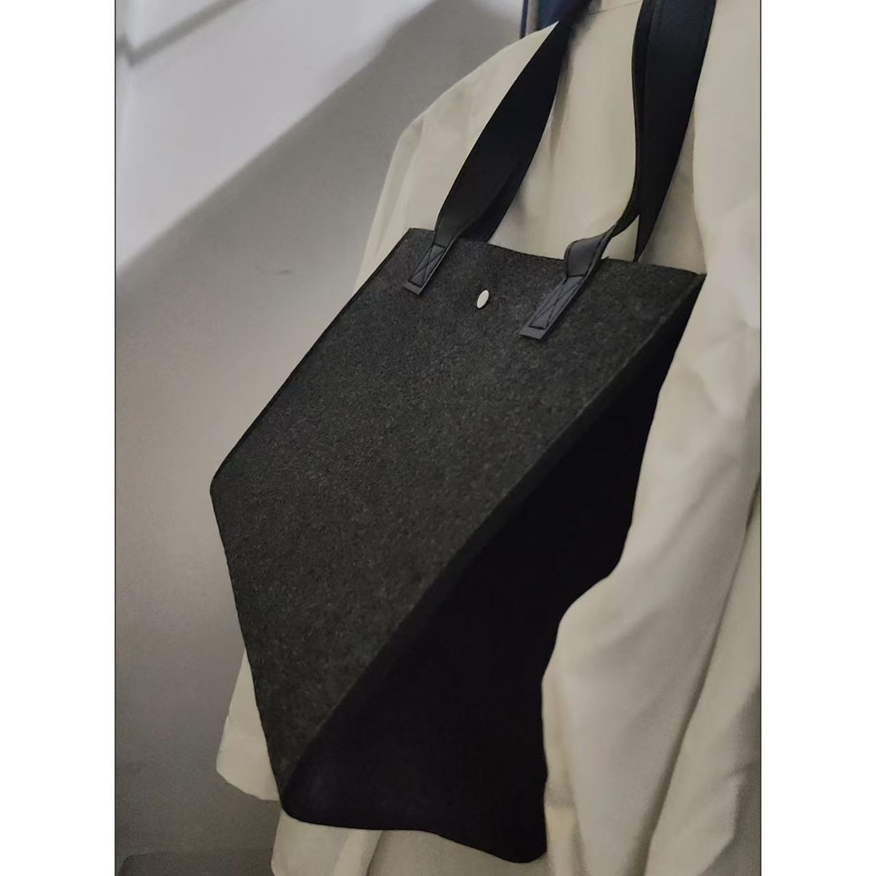 Handheld capacious fashionable shopping bag