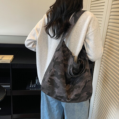 2026 autumn and winter leopard shoulder bag, large-capacity commuting tote bag, female niche slack camouflage cross-body backpack