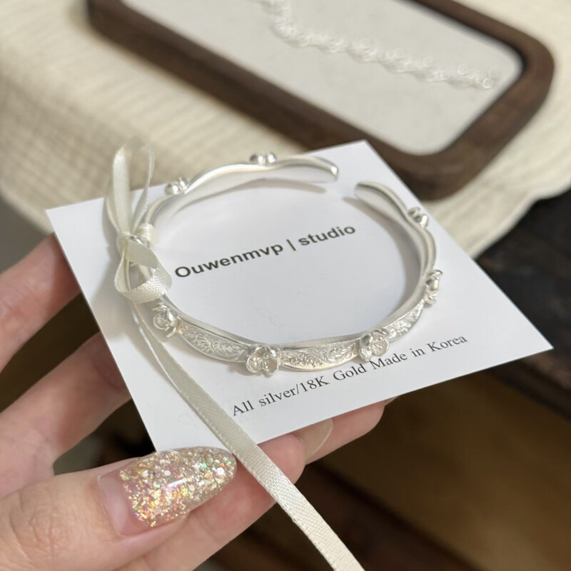 Vintage Silver Flower Open Bracelet for Women, Light Luxury, Sweet and Fresh Design, Versatile, High-End, Retro Wrist Jewelry Vintage Silver Flower Open Bracelet for Women, Light Luxury, Sweet and Fresh Design, Versatile, High-End, Retro Wrist Jewelry