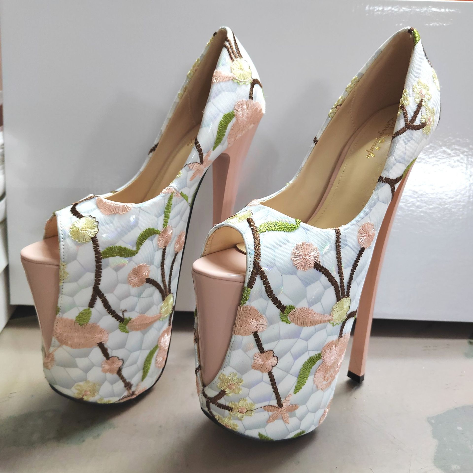 Màu nude (22cm) không trả lại)