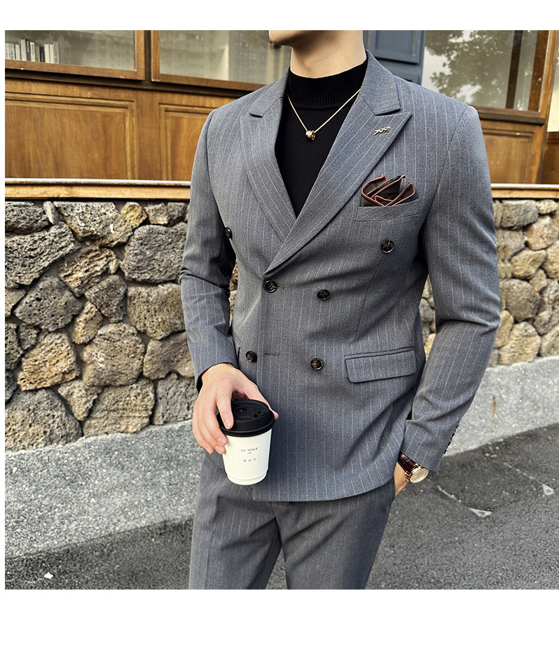 Completo uomo slim fit con blazer e pantalone a righe elegante_voghion.com