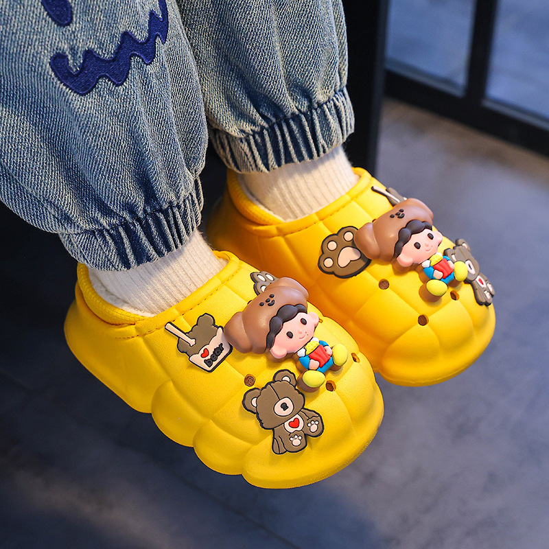 Otoño y invierno zapatillas de algodón para niñas para el hogar caliente y veludo impermeable a prueba de agua, zapatos de algodón para niños pequeños y medianos.