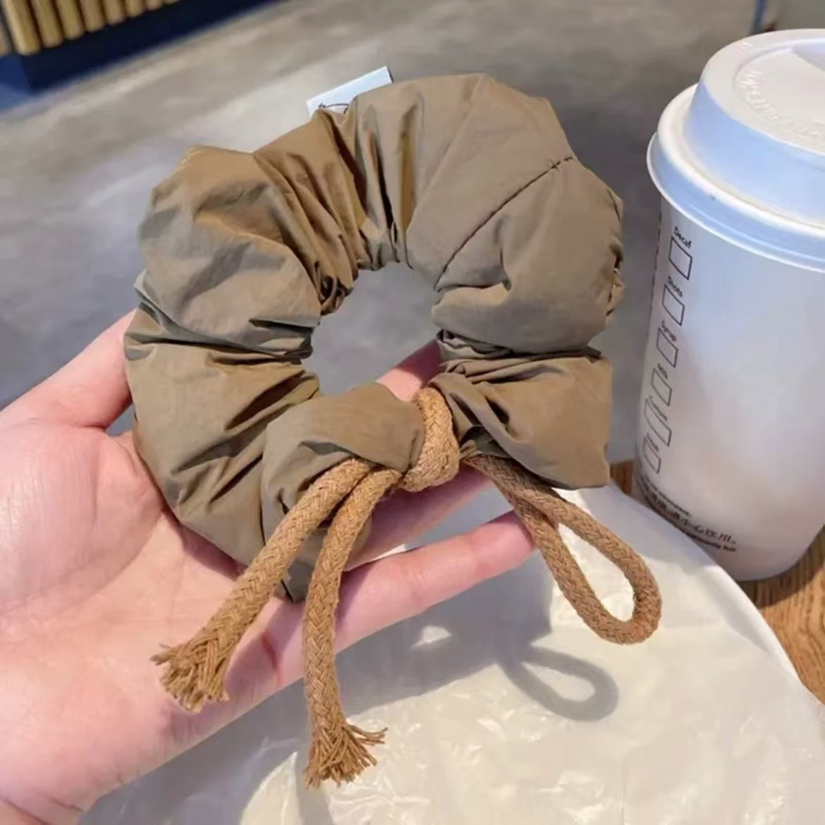 라이트 브라운 리본 머리끈