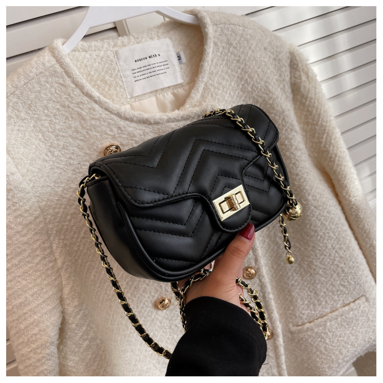 Simple Fashion Chain One-shoulder Women's Rhombus Embroidery Thread Messenger Bag 20*12*7cm display picture 3