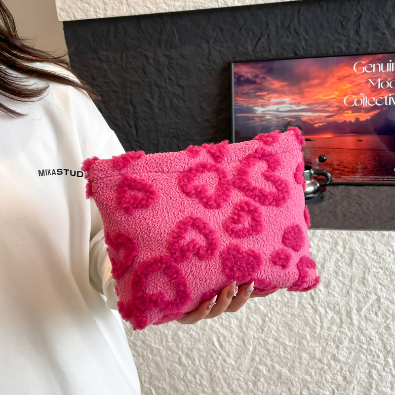 2025 nuevo estilo simple peluche fresco lindo amor alto valor facial bolsa de almacenamiento de lápiz labial casual bolsa de mano