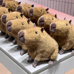 新商品のカピバラはぬいぐるみのおもちゃをなだめます。