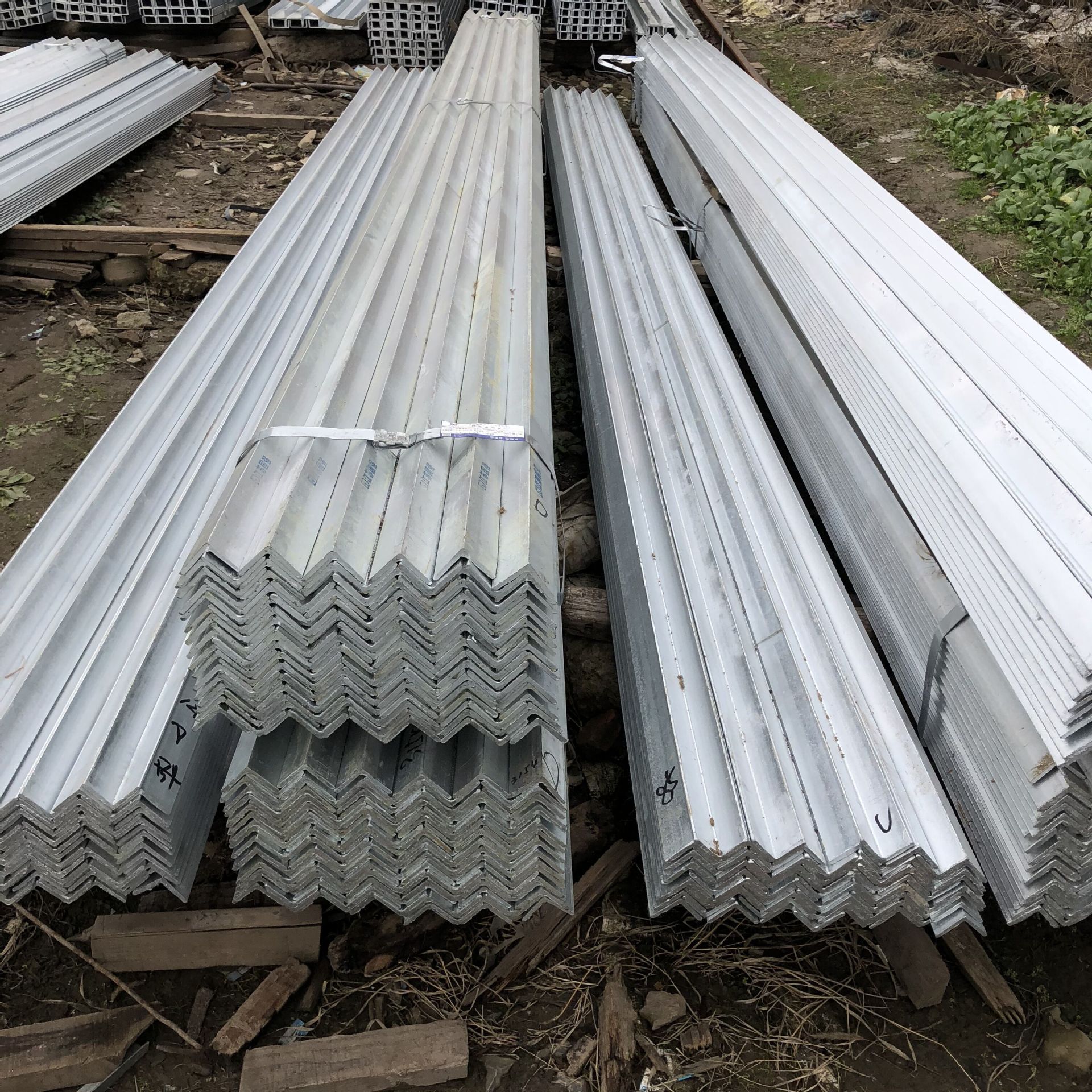 角钢冲孔三角铁Q235B不等边角钢建筑工程用万能角钢20*20镀锌角钢