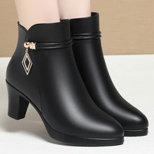 高跟短靴女秋冬款靴子新款加绒皮鞋中跟皮棉鞋配裙子中年妈妈鞋子