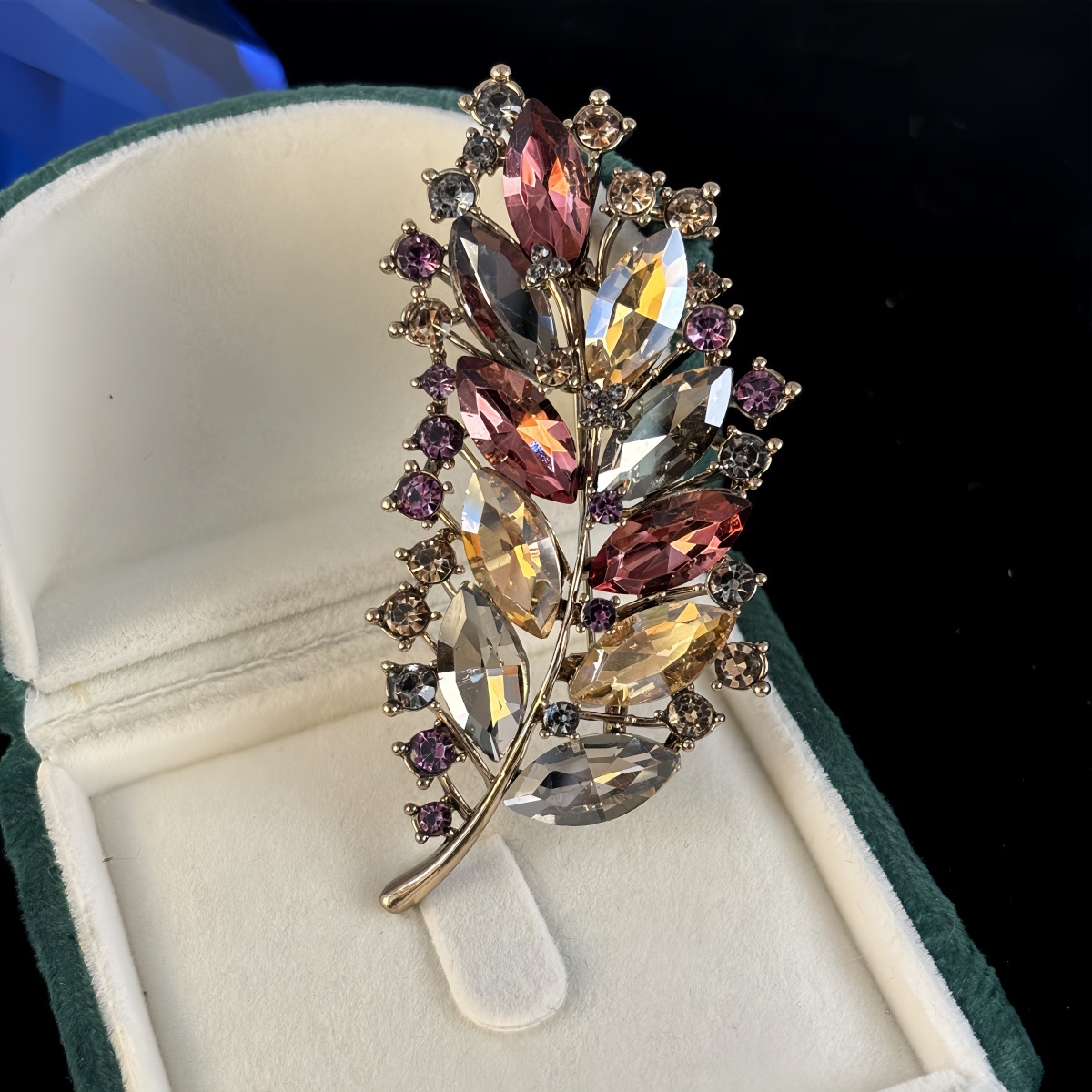 2024 New Vintage Crystal Leaf Brooch High-end Women's Corsage Pin Trendy Luxury Elegant Suit Accessories