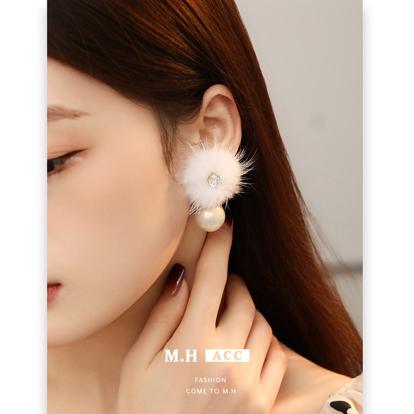 Winter elegant fashionable cute earrings from pearl