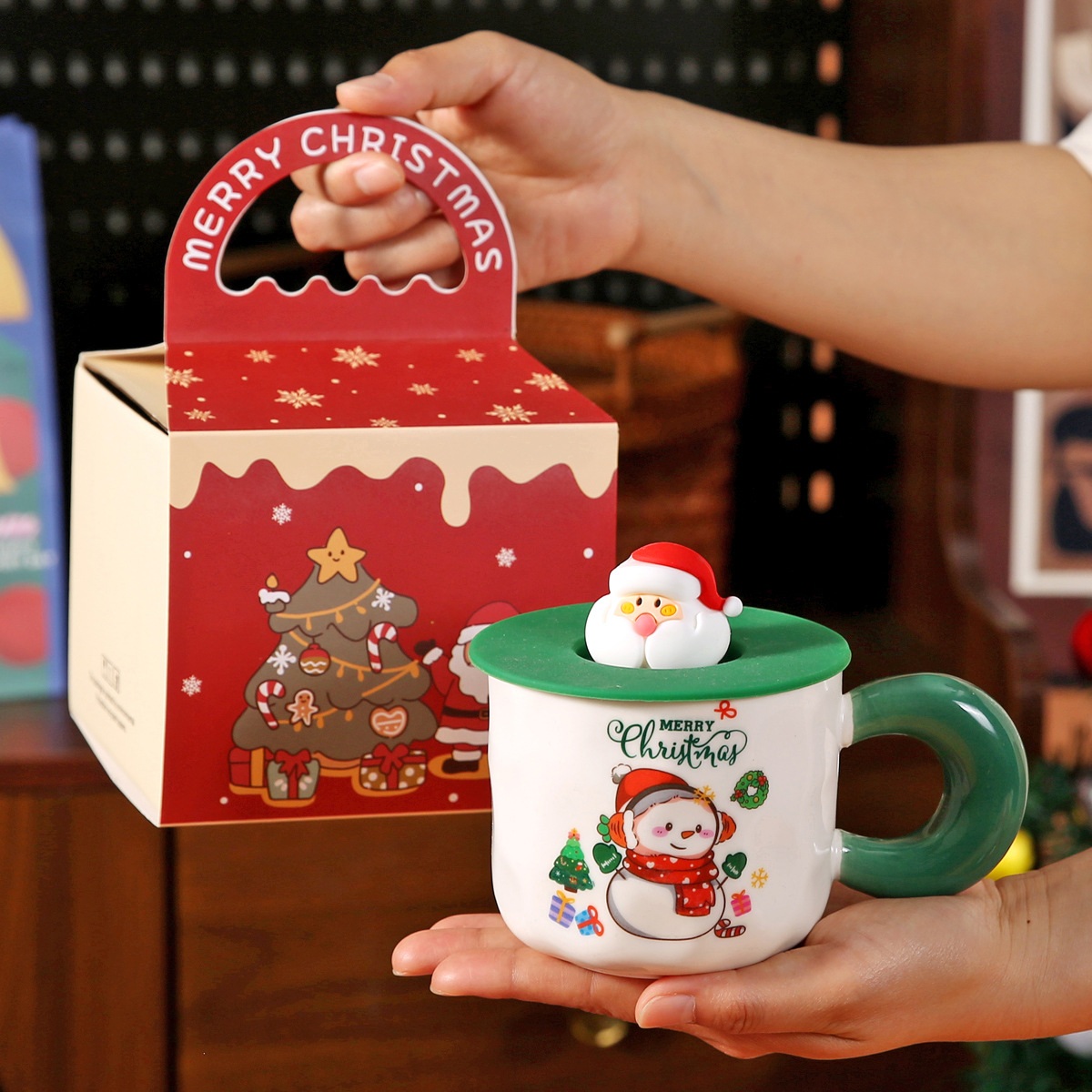 Taza de cerámica de regalo de Navidad transfronteriza Taza de agua creativa Logo impreso Regalo de mano Copas de Navidad para parejas