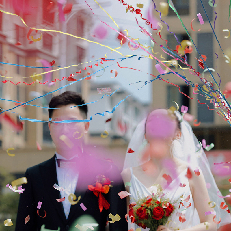 鎖美家庭は、手をつないでクモの糸を投げて、色の長い棒の結婚の雰囲気の道具の結婚式用品を持っている|undefined