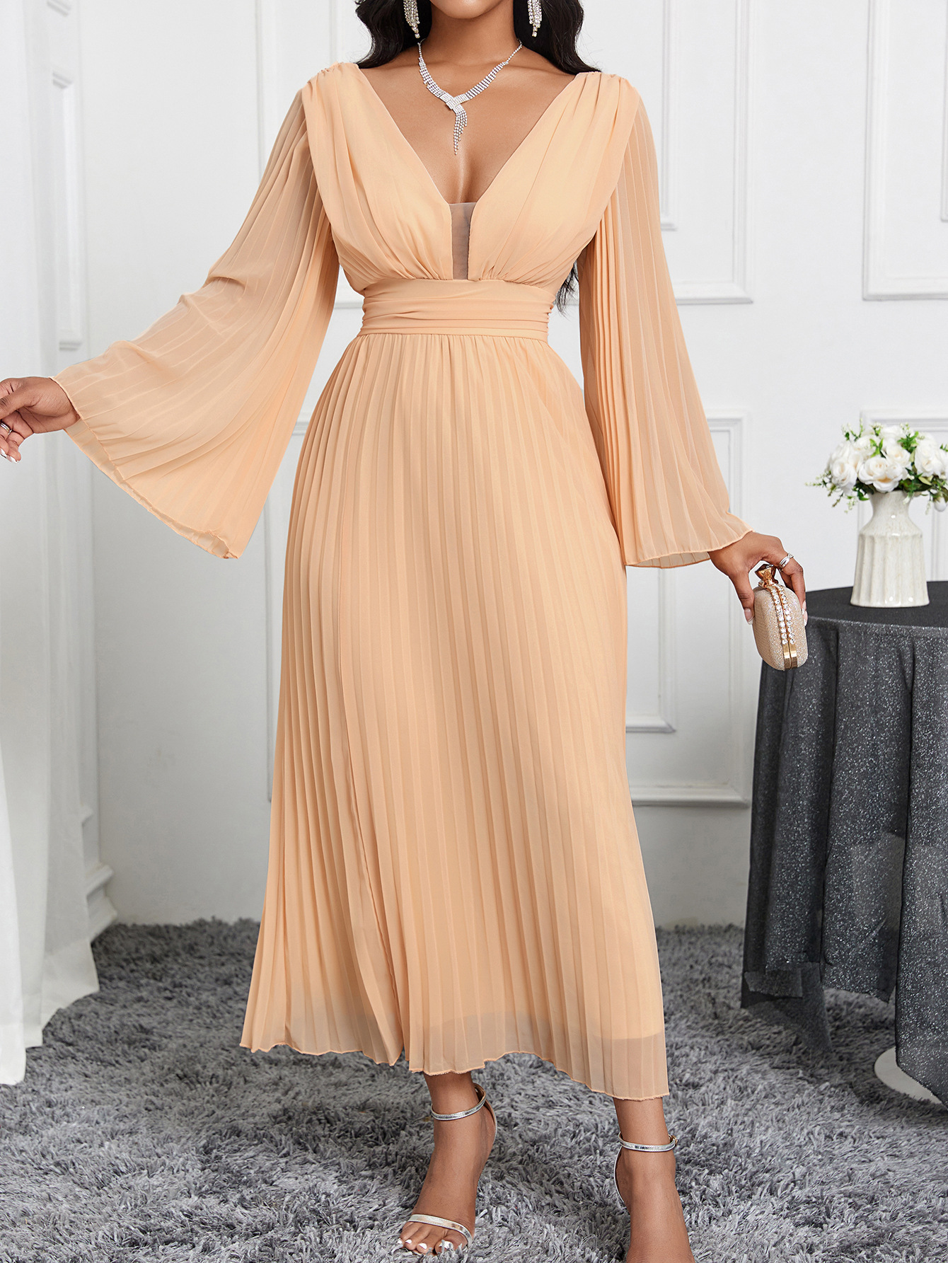 Elegante dames jurk met v-hals voor een stijlvolle look_voghion.com