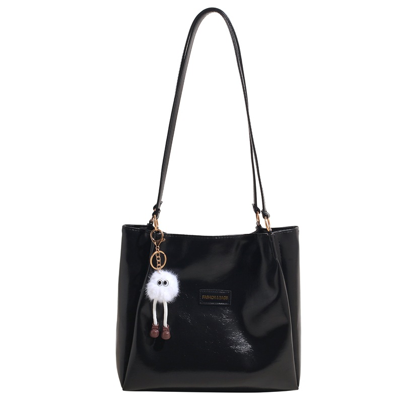 펜던트가 달린 블랙