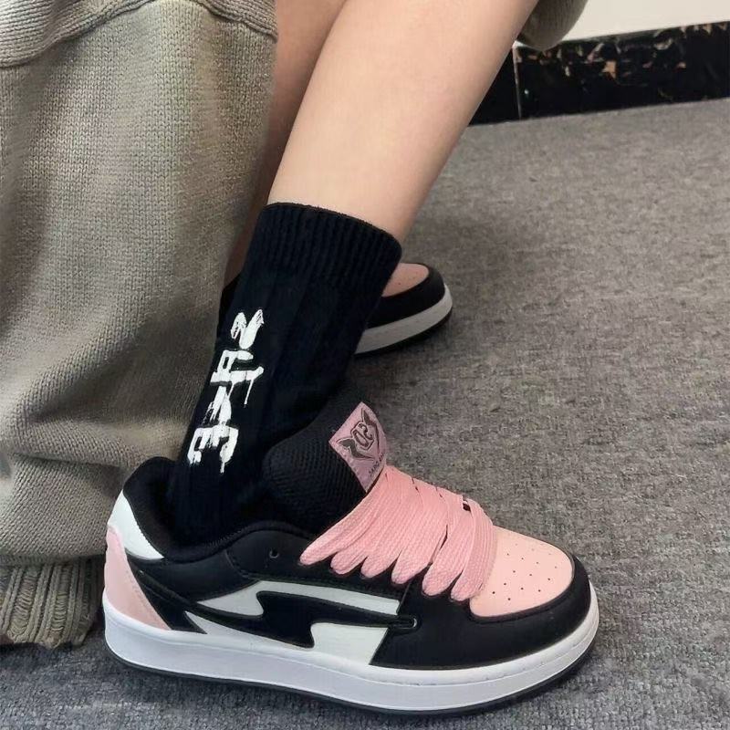 2026 verano nuevo estilo chino de moda personalidad universal zapatos de entrenamiento de moda de mujer callejera dominante zapatillas deportivas de color