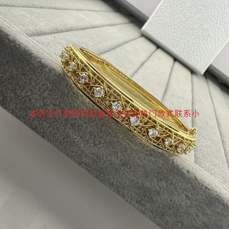 2025 New Dior V Gold Rhombus Hollow Diamond-Encrusted Bracelet European and American Retro Light Luxury Simple High-End Designer Bracelet 2025 New Dior V Gold Rhombus Hollow Diamond-Encrusted Bracelet European and American Retro Light Luxury Simple High-End Designer Bracelet