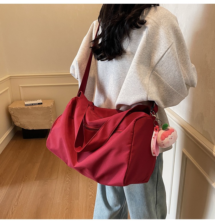 Sports yoga fitness bag 2025 new college student shoulder bag cute pendant-tipped crossbody bag popular travel bag
