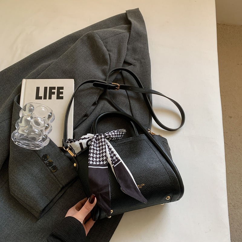 Bolso de cesta de verduras portátil de estilo explosivo de comercio exterior para mujer 2025 nuevo bolso de hombro casual de todo fósforo bolso de cubo de mensajero coreano