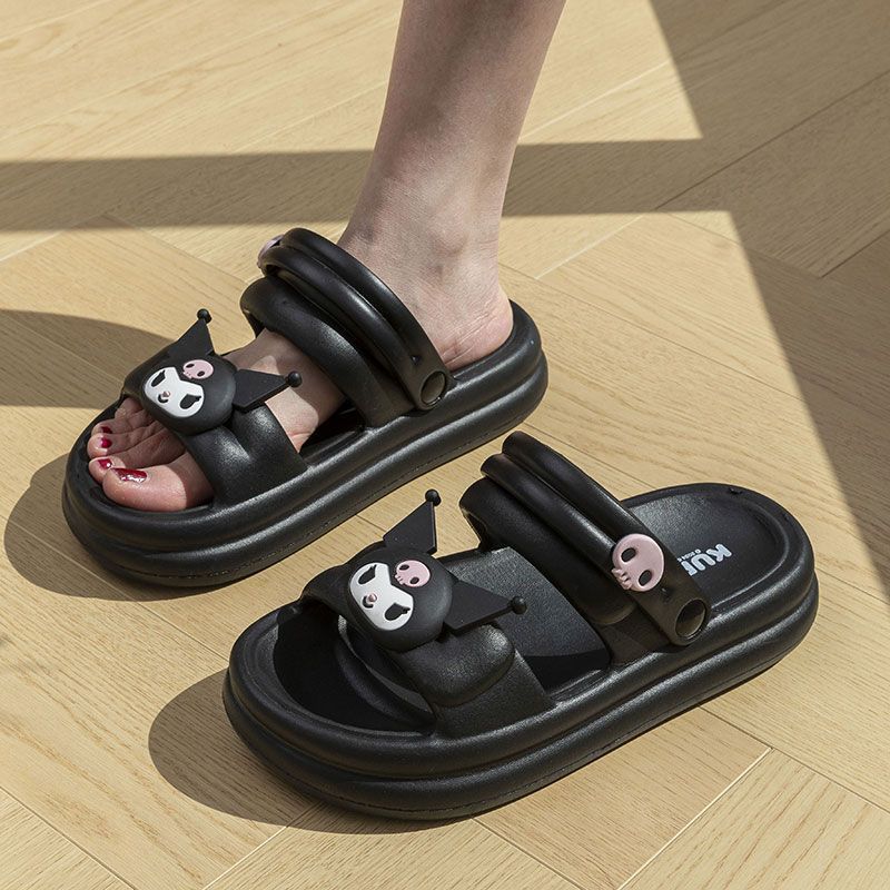 Las zapatillas frías de Sanrio usan zapatos altos fuera de la suela gruesa del verano, los dibujos animados de moda pisan la sensación de mierda y antideslizantes, y dos sandalias de playa.