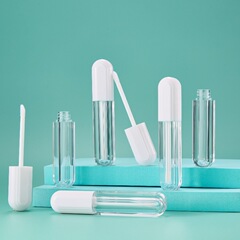 現物は白い蓋を厚くして透明な瓶の唇の釉薬の唇の色を分けて瓶の口紅の管の空の管の唇の色の包装材を詰めます。
