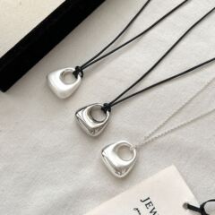 ブロガーと同じスタイルのシルバーペンダントネックレス、女性向け、個性的でシンプル、高級感があり、多用途で調節可能な黒紐のセーターチェーンアクセサリー