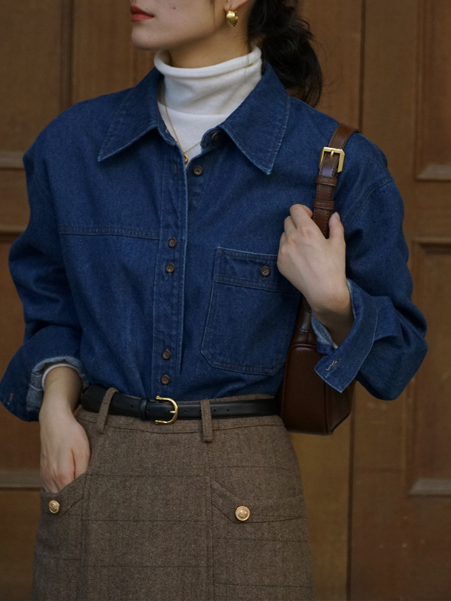 フランスのレトロな重ね着のデニムのシャツの女性の秋冬の長袖の中に春の服のシャツのデザイン感があります。