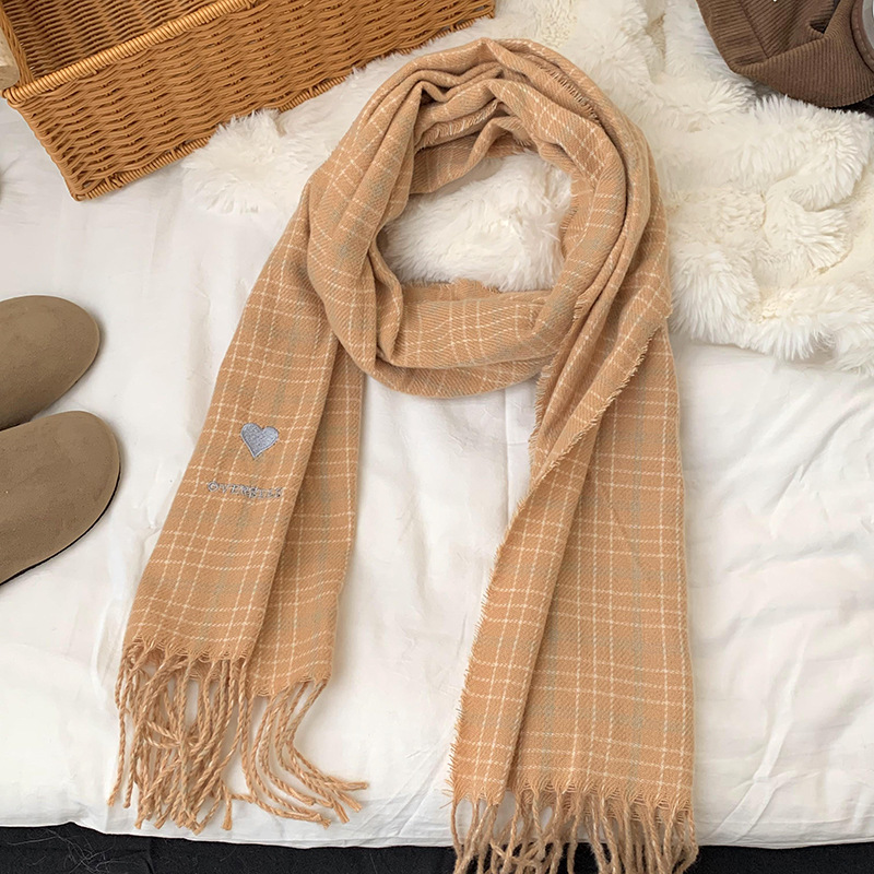 Bufandas de invierno femeninas de alta calidad 2025 nuevo estilo coreano de bordado universal amor retro bufandas a cuadros al por mayor