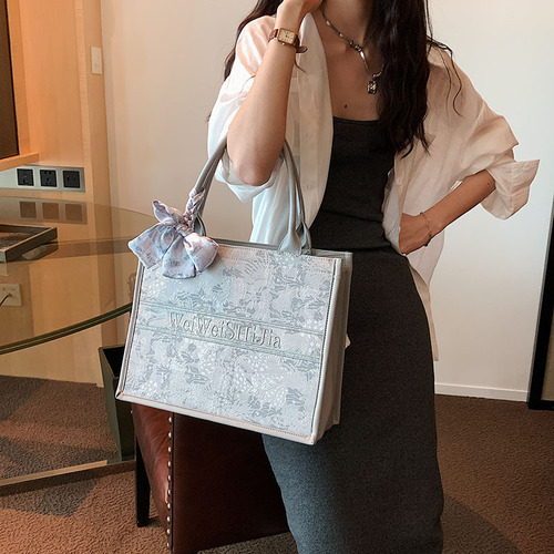 Large-capacity bag women's  new summer versatile shoulder bag this year's popular texture portable commuter tote bag