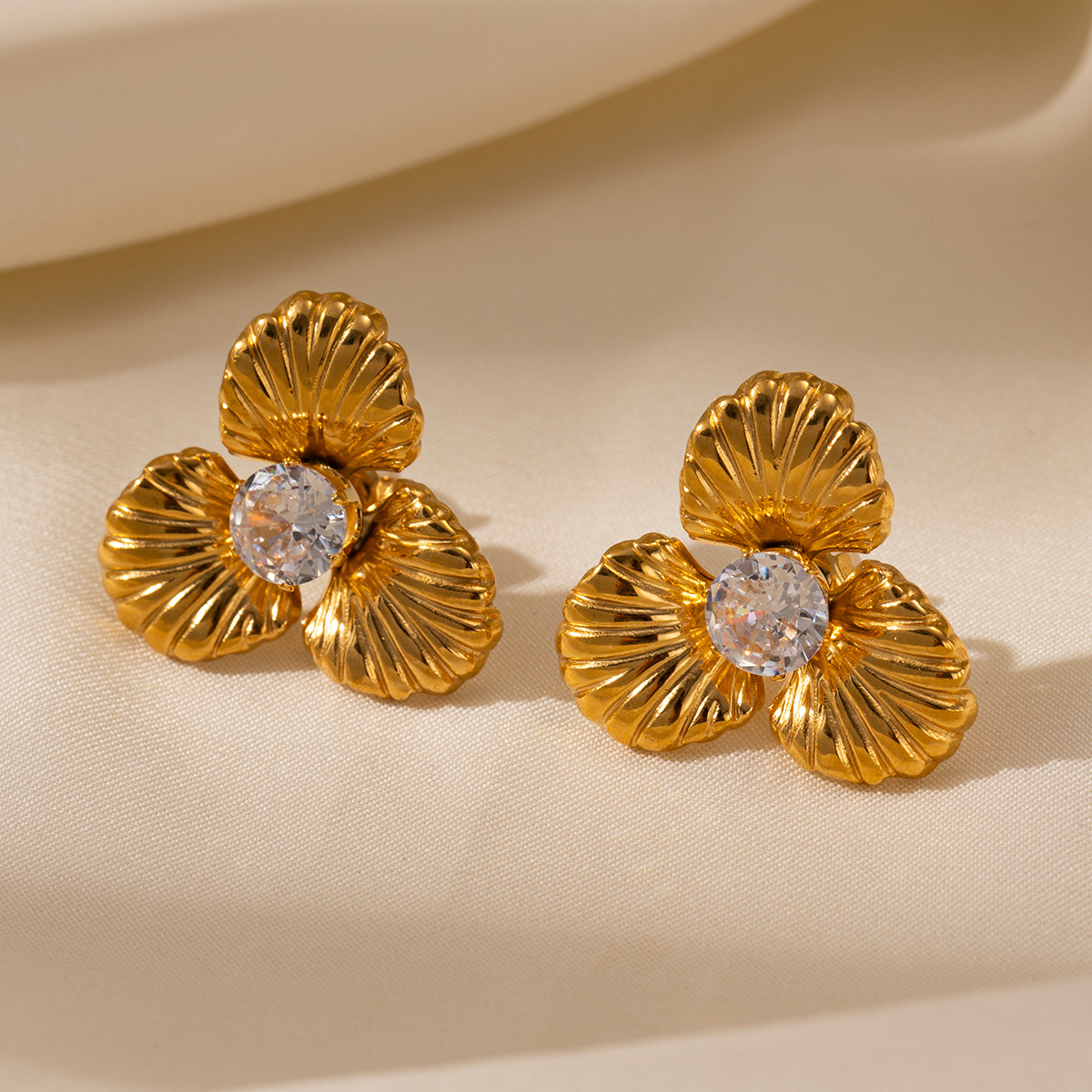 Taina europa y americana pendientes de acero inoxidable lujo ligero de lujo de alto nivel transfronterizo joyas de venta caliente de moda personalidad joyas de orejas de acero de titanio
