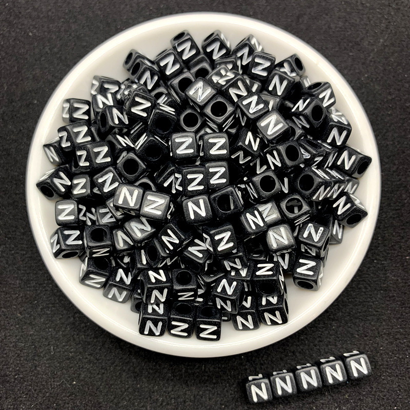 26 letras cuadradas blancas acrílicas de fondo negro inglés de una sola letra diy accesorios de beads material de beads sueltos image 20