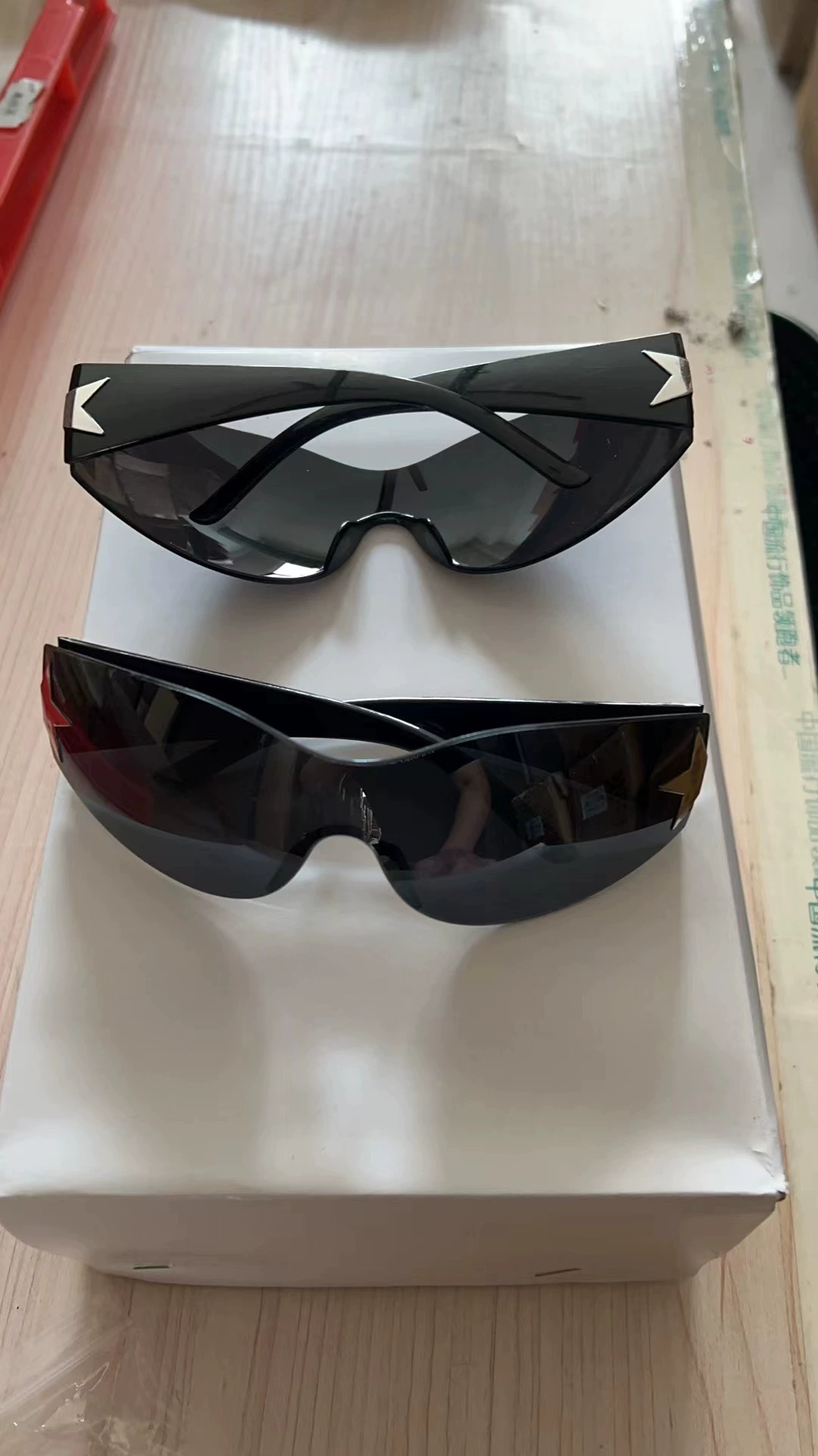 Очки солнцезащитные в европейском стиле, солнечная батарея, 2 декоративных элемента, цветные линзы-шоуки