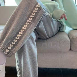 女童裤子春秋款2026新款中大儿童女裤运动裤织带爱心卫裤春装长裤