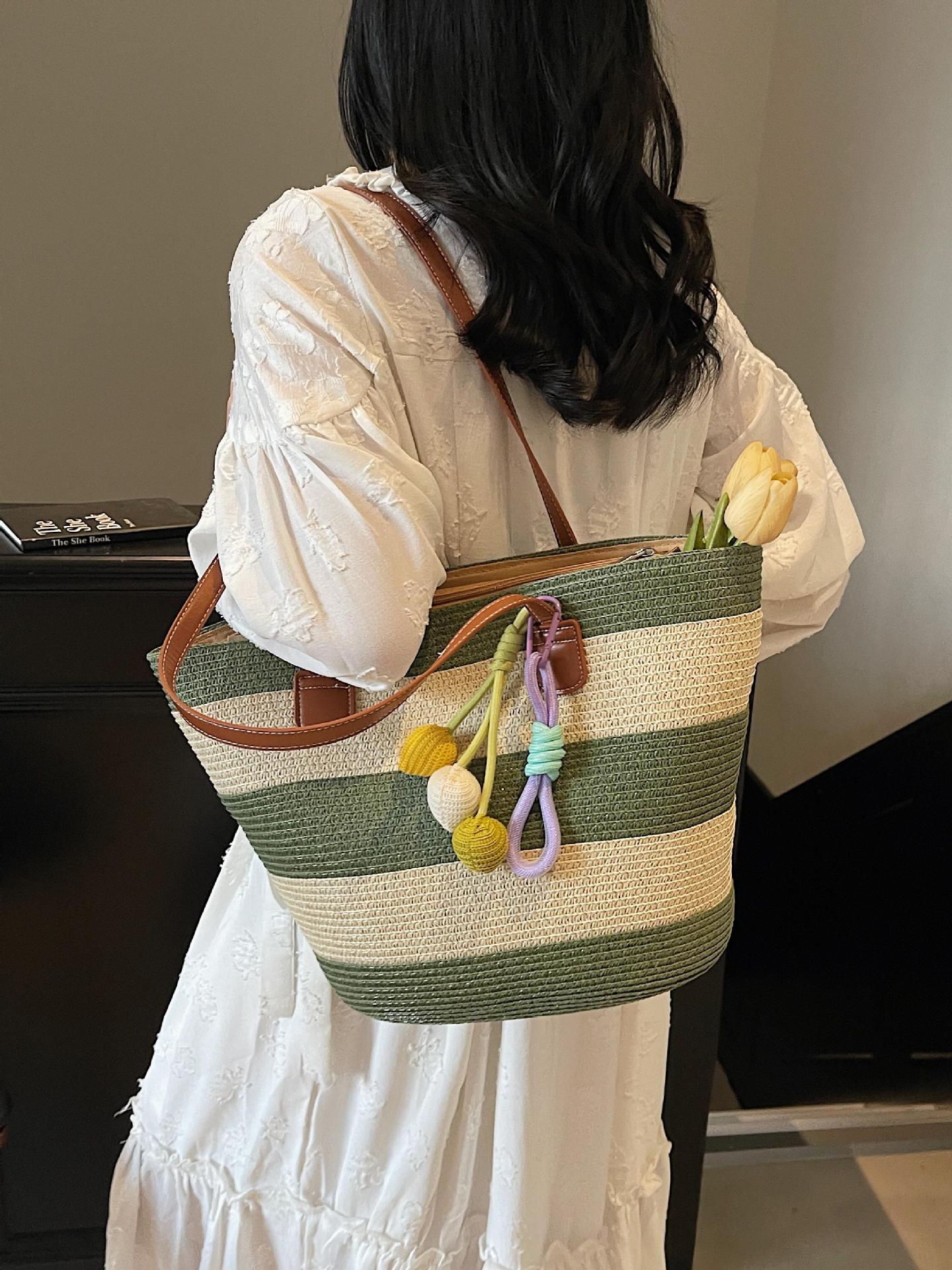 Bolsa de paja de tejido de mujer color de contraste balde de verduras canasta bolsa 2025 nuevo producto de vacaciones de verano en la playa bolsa popular