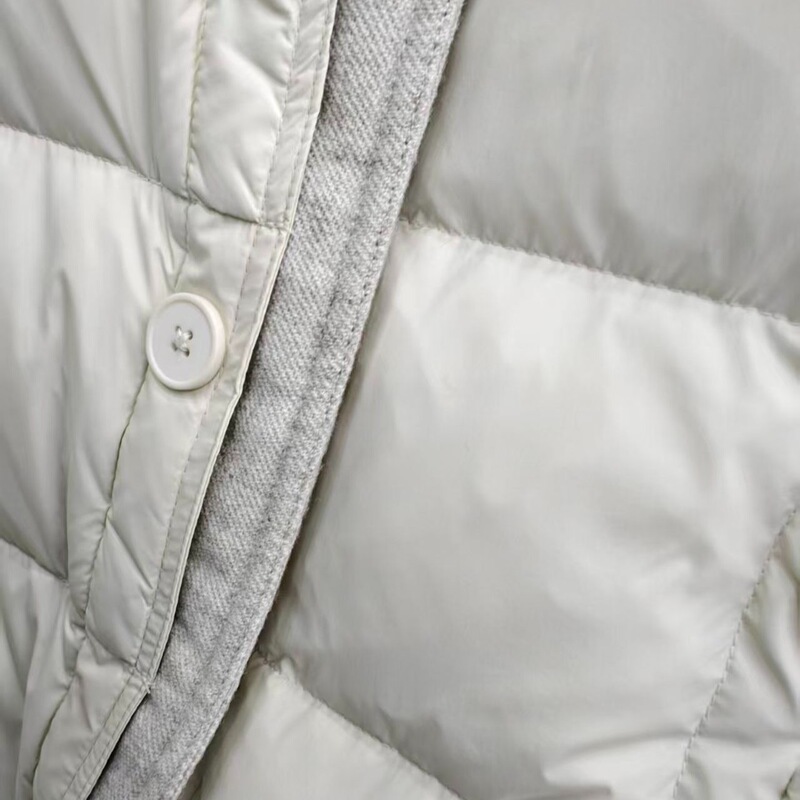 Korean-style fashionable short round-neck down jacket, 2026 new design, patchwork winter warm duck down coat, available in off-white and light blue Korean-style fashionable short round-neck down jacket, 2026 new design, patchwork winter warm duck down coat, available in off-white and light blue