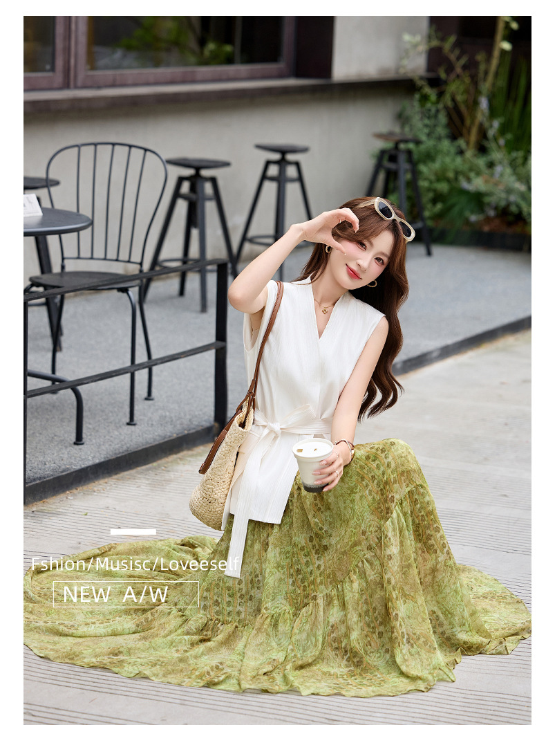 Bộ váy hai mảnh gồm áo vest không tay cổ V và chân váy midi họa tiết hoa, phong cách kỳ nghỉ — màu trắng, màu kaki, màu cà phê chi tiết 18