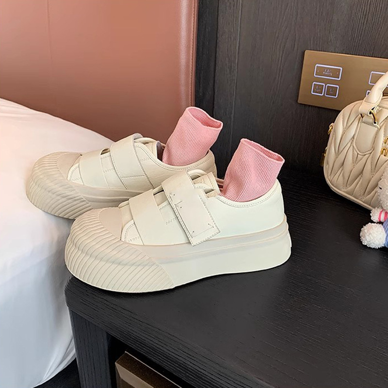 2024 otoño y invierno nuevo tipo de goma suave ~ gran cabeza redonda velcro galletas de cuero zapatos casuales de suela gruesa zapatos blancos de mujer