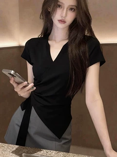 气质绑带黑色短袖T恤女收腰显瘦v领打底衫不规则正肩上衣气质通勤